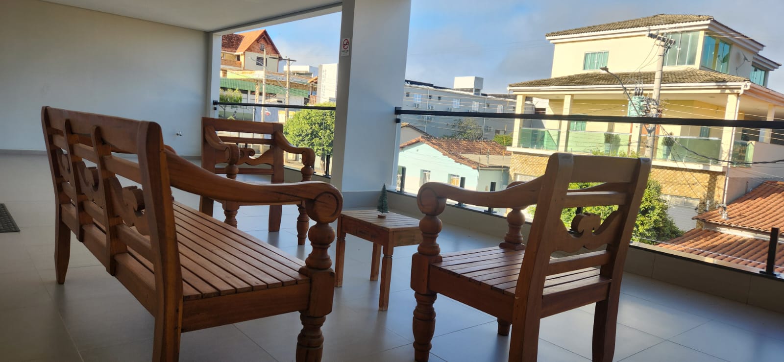 Sacada da Pousada JB com vista para a avenida