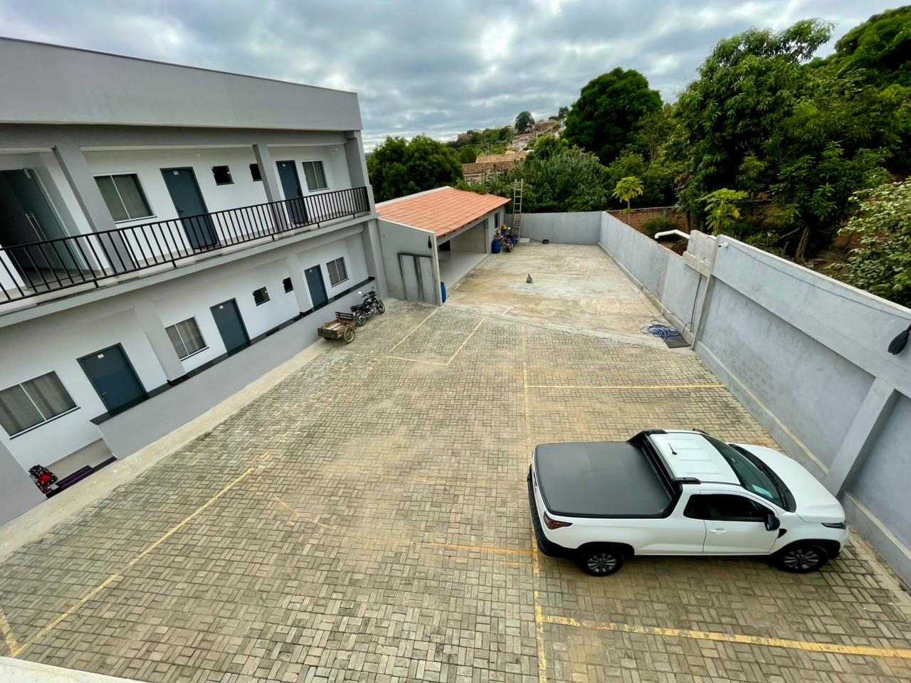Estacionamento coberto da Pousada JB
