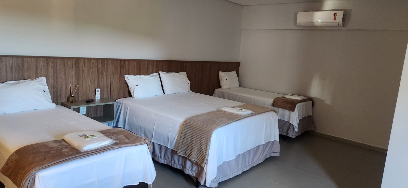 Quarto com cama de solteiro da Pousada JB