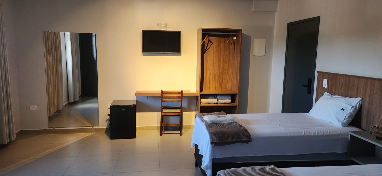 Quarto com cama de solteiro da Pousada JB